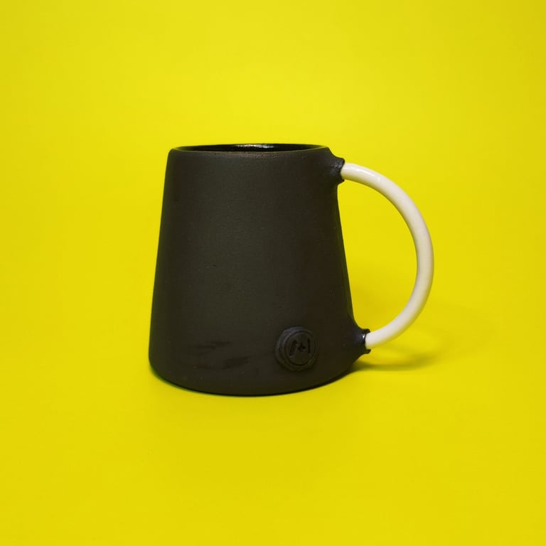 Tasse 82, Grès noir et porcelaine à anse coulée, d'Anthony Bortoluzzi