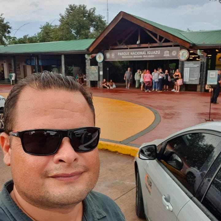 Guia de Turismo na entrada das Cataratas Argentinas