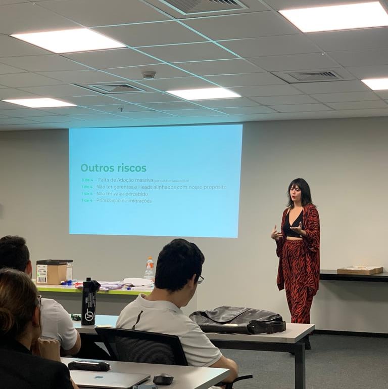 JOSI apresentando resultados de pesquisa que impactaram em planejamento estratégico.