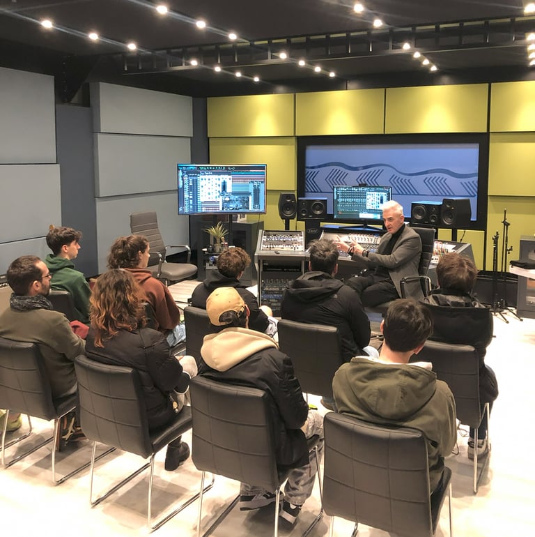 Studenti a lezione nel nuovo studio di registrazione di Creative Hub