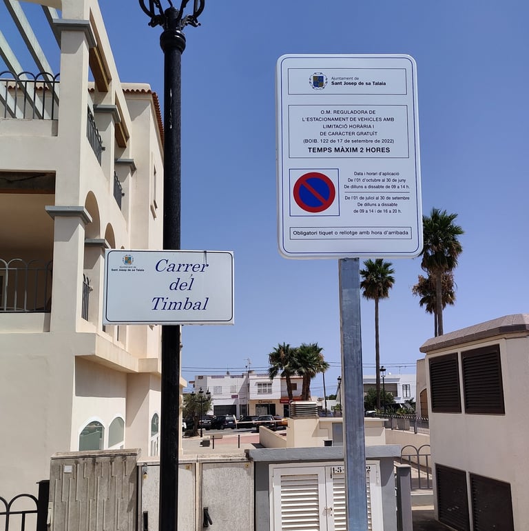 Instalación de señales de tráfico verticales en entorno urbano en Ibiza