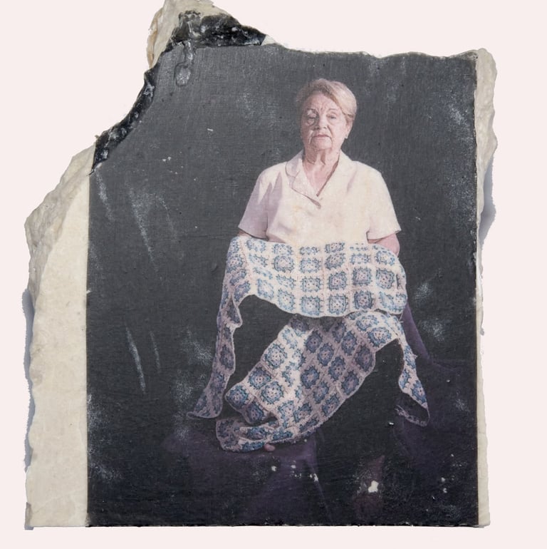 madre, retrato mediante transferencia fotográfica sobre mármol a partir de fotografía analógica