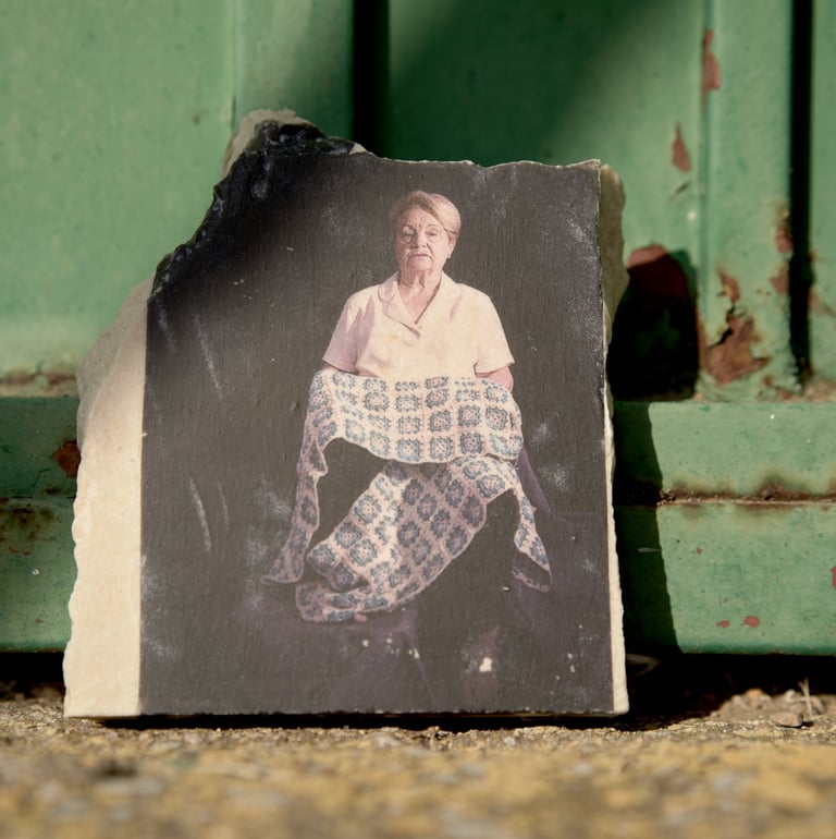 madre, retrato mediante transferencia fotográfica sobre mármol a partir de fotografía analógica