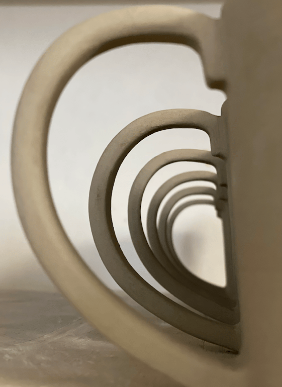 Série de mugs à anses en cours de fabrication