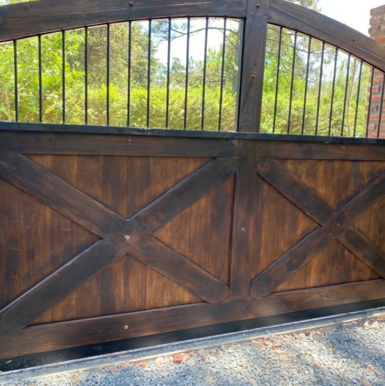 Portones y tranqueras de madera y hierro