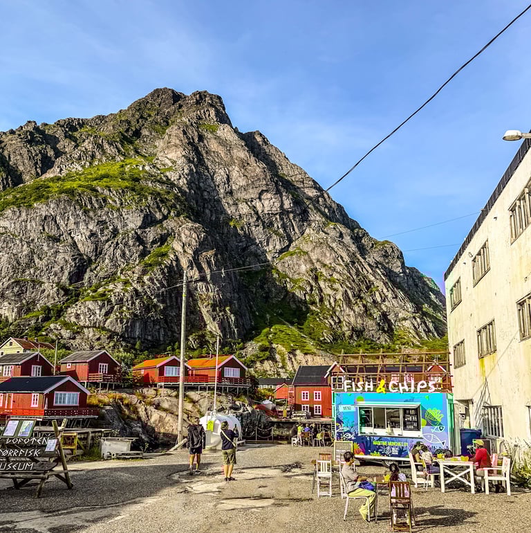 Maritime Munchies fish and chips-vogn i Å i Lofoten med gjester som spiser utendørs