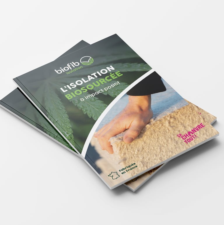 Un catalogue de produit biosourcée avec une main tenant de l'isolant