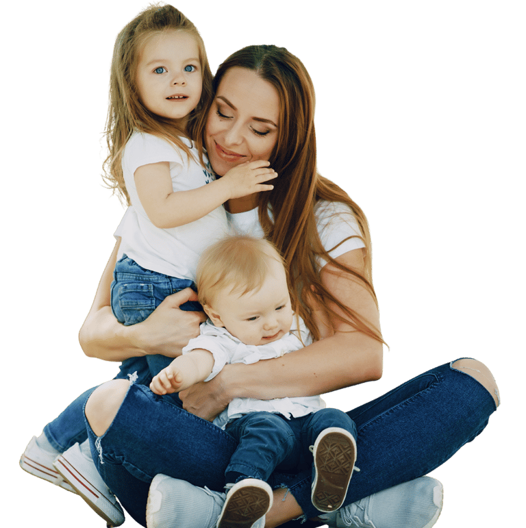 Mae sentada com dois filhos