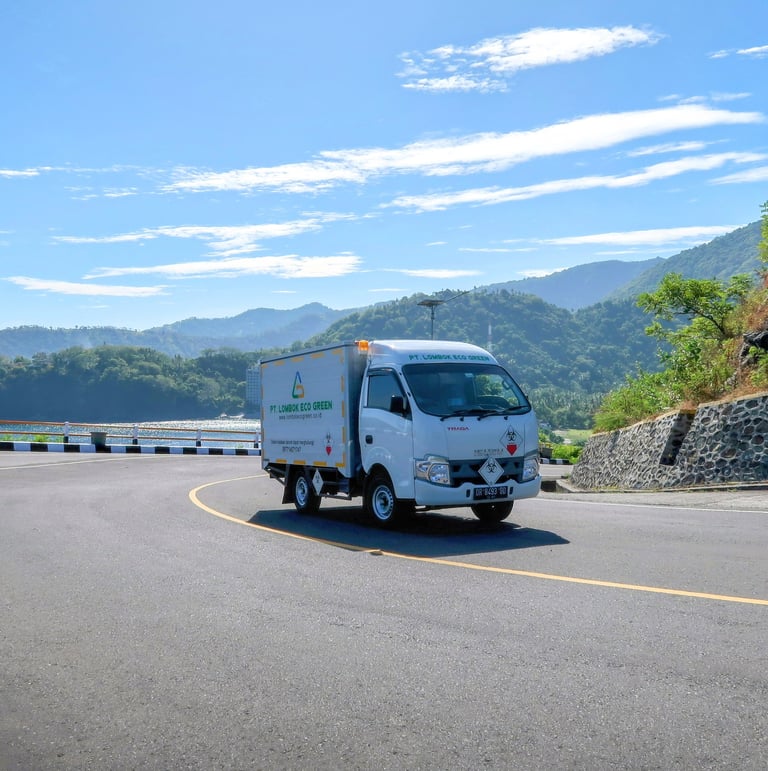 Kendaraan PT Lombok Eco Green yang kompak praktis bisa menjangkau dengan mudah area yang sulit.