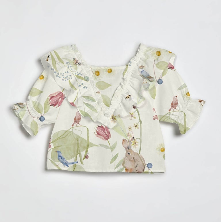 Blusa infantil de babados com estampa de jardim com coelhos, pássaros, flores, frutas, insetos, etc