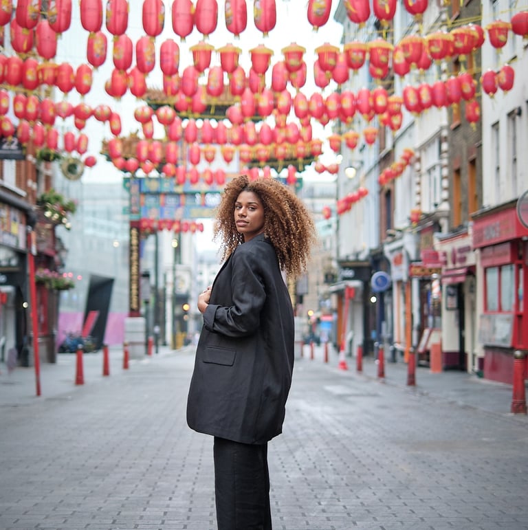 ensaio fotográfico urbano em rua decorada com lanternas orientais em Londres