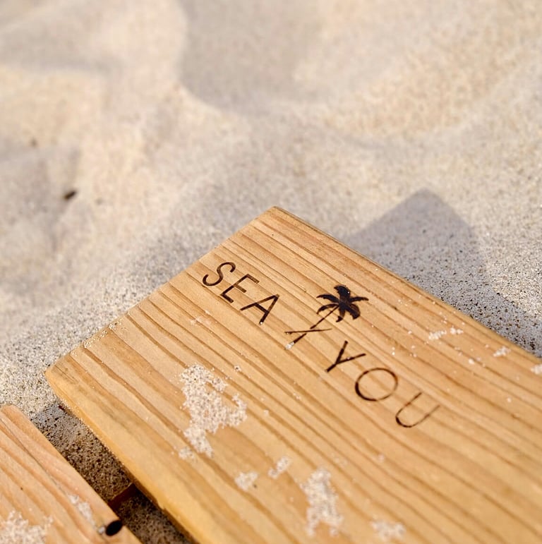 Ein Holzweg am Strand