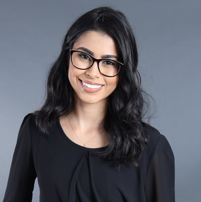 um mulher de óculos