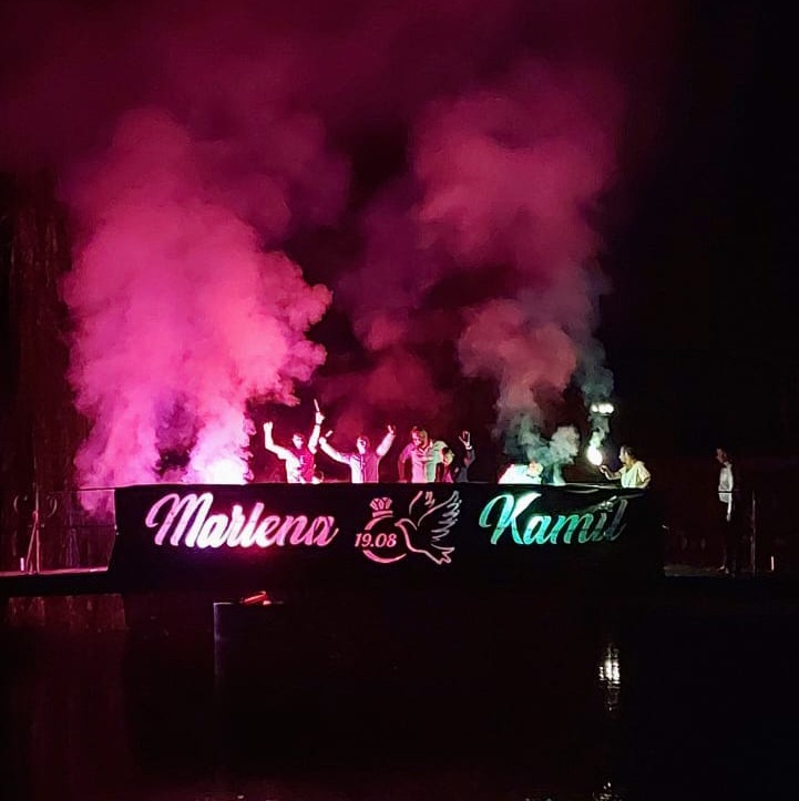 imiona nowożeńców atrakcja weselna race morskie stroboskopy