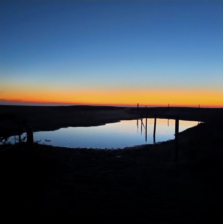 Fotografía de la naturaleza un amanecer y el reflejo en el agua