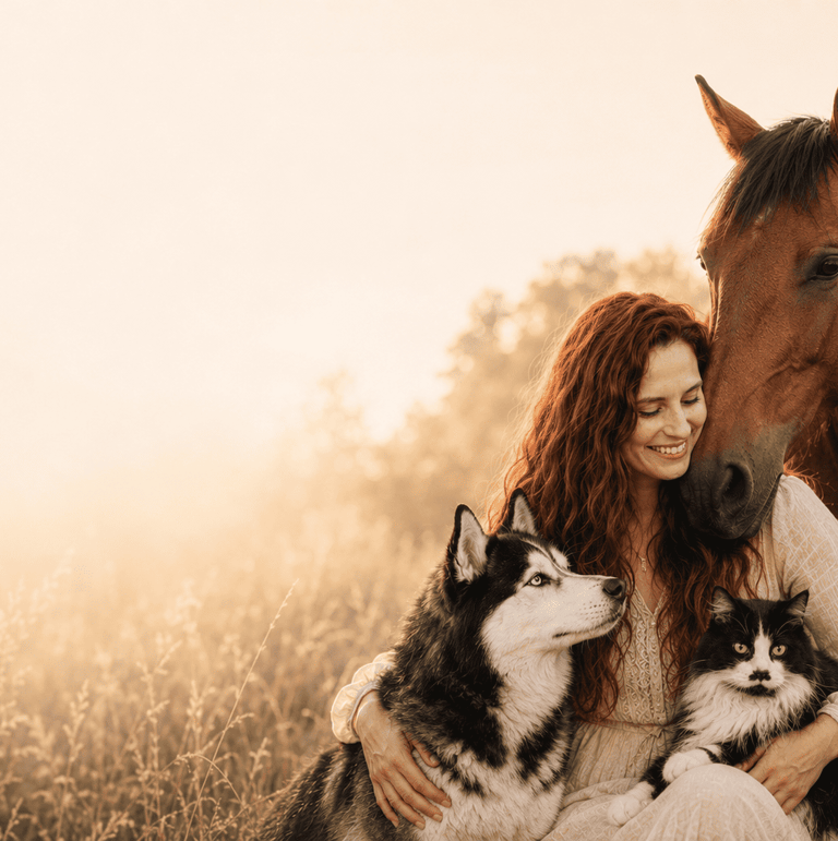 Marion accompagnée de son chat, chien et cheval, dans un paysage naturel doré. Ses animaux sont contre elle.