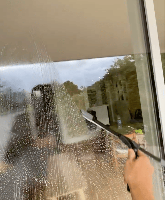 Nettoyage des vitres à la raclette, suppression rapide de la mousse et des impuretés.
