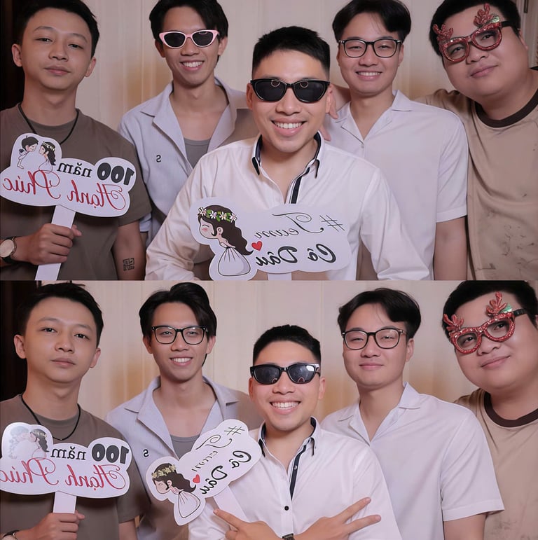 bạn bè của chú rể đang vui vẻ checking cùng máy cho thuê photobooth