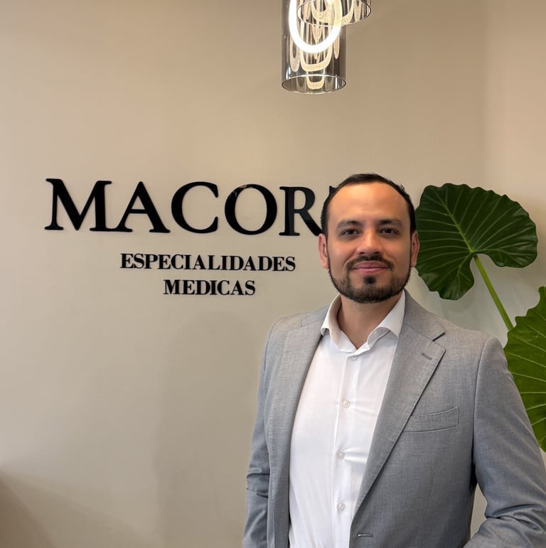 Professional medical specialist at MACOR Especialidades Medicas clinic in a grey blazer.