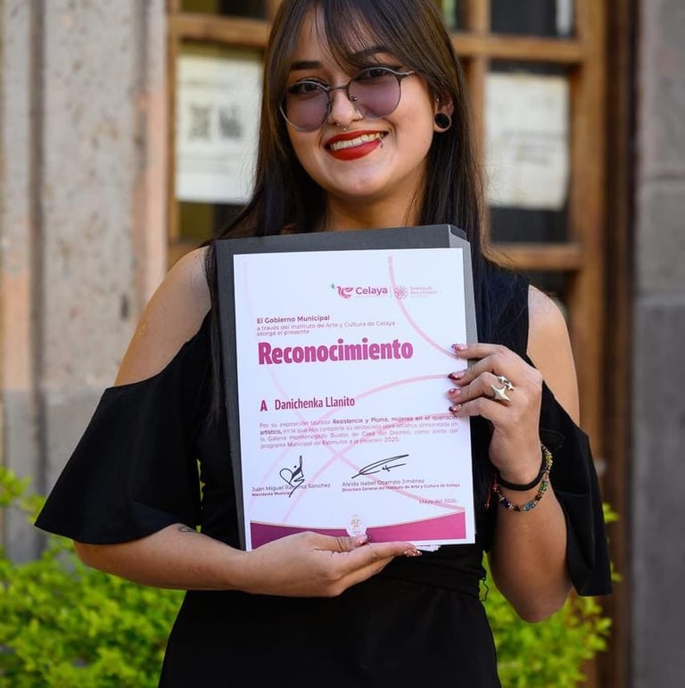 Danichenka Llanito recibiendo un reconocimiento por una exposición 