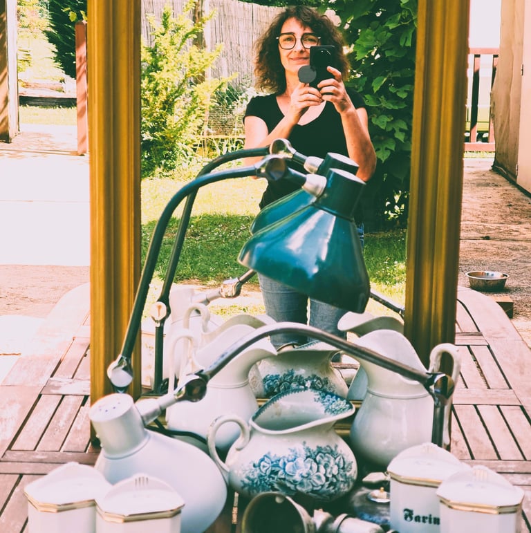 Retour de brocante avec objets anciens et décoration vintage
