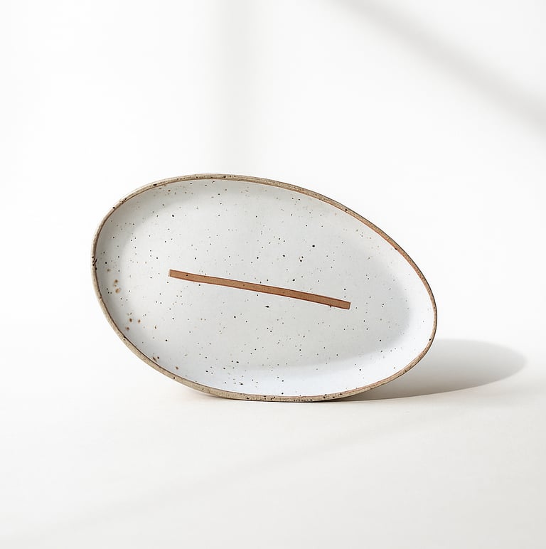 weißer minimalistischer Teller