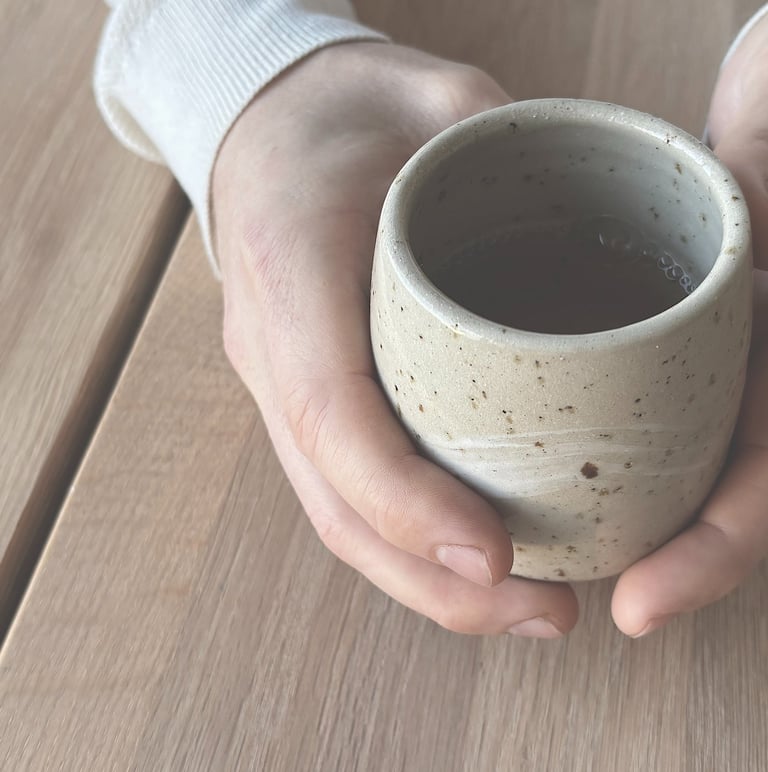 Minimalistischer Becher mit Tee
