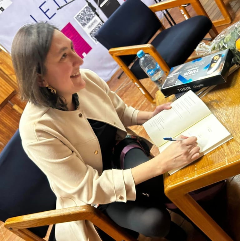 La escritora Ale Lobato firmando y dedicando su libro Mulata