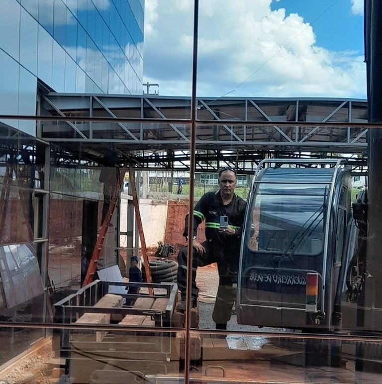 Equipamento de elevação moderna da Nacional Locação em operação segura