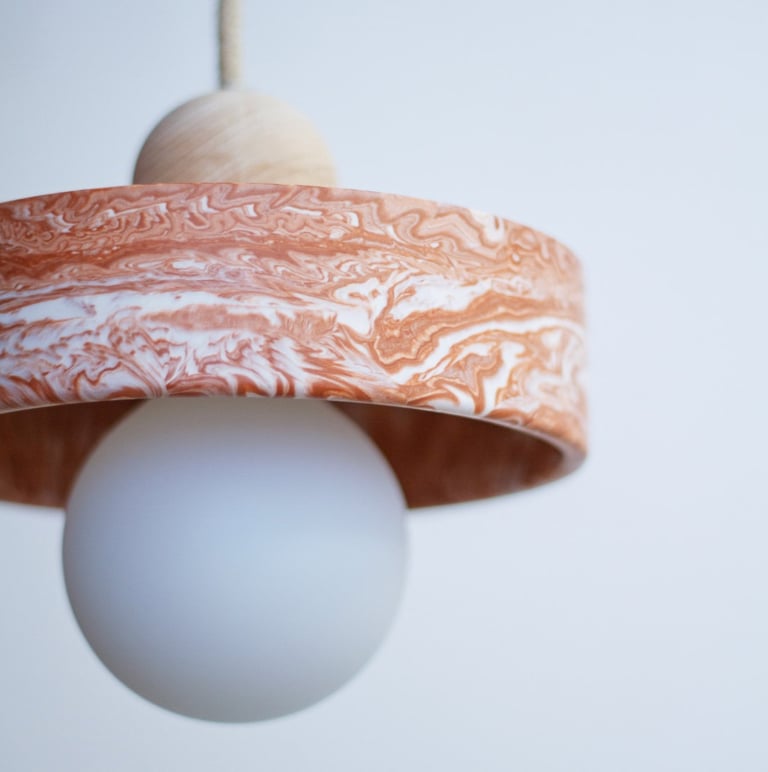 Suspension en Jesmonite sur-mesure