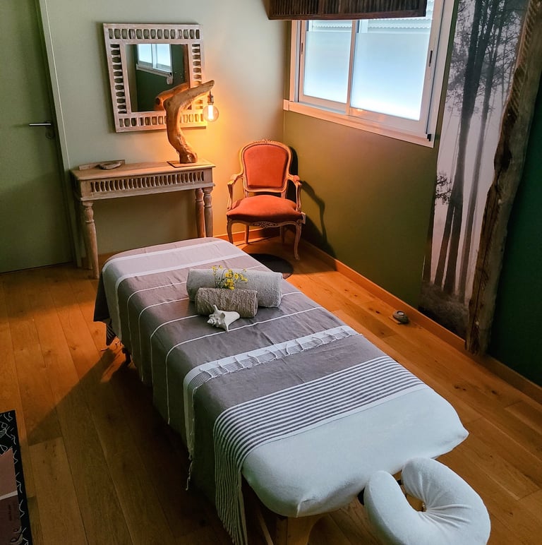 Présentation de la table de massage avec le linge pour le soin au cabinet de massage