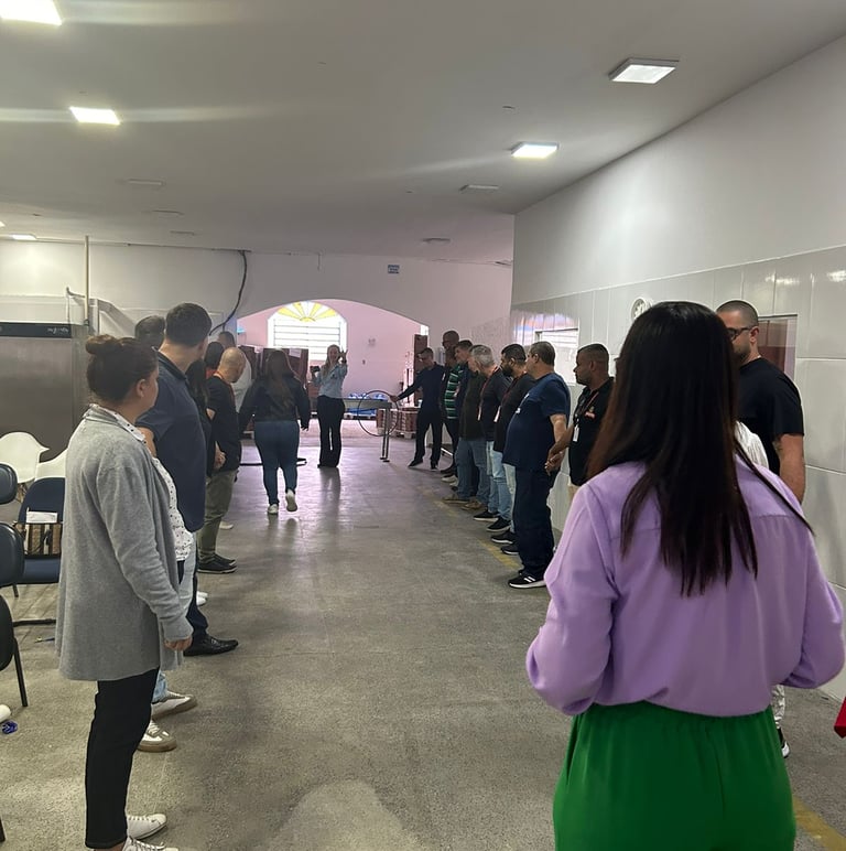 Andrea Laudádio conduzindo um treinamento comportamental com participantes em formação