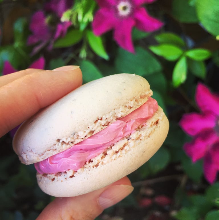 Macaron rose réalisé en 2022