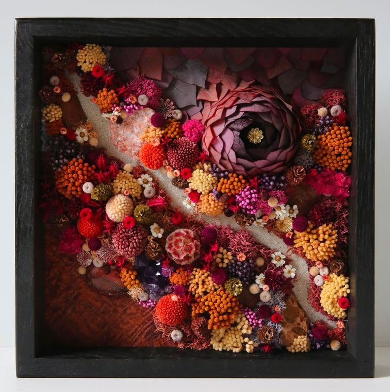 Forêt vue du ciel et éruption psychédélique une oeuvre d'art floral par Atelier Origine