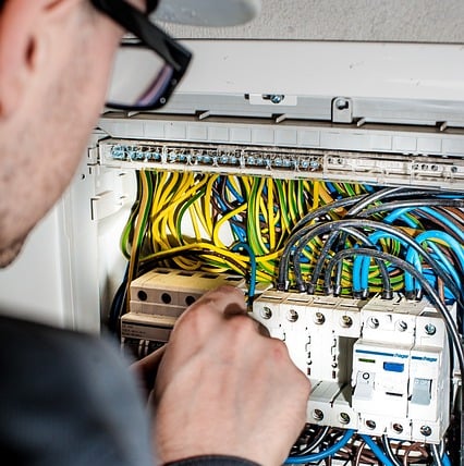 Electricien intervenant sur un tableau électrique