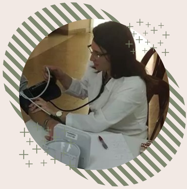 Uma médica verificando a pressão arterial de um paciente