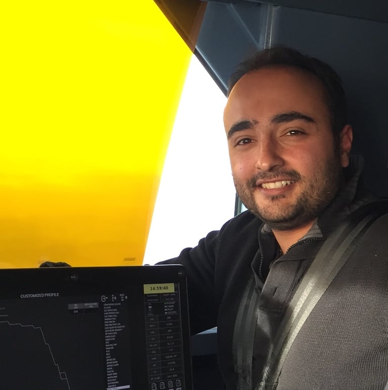 Portrait photo d’Alain Mitildjan, artiste dessinateur