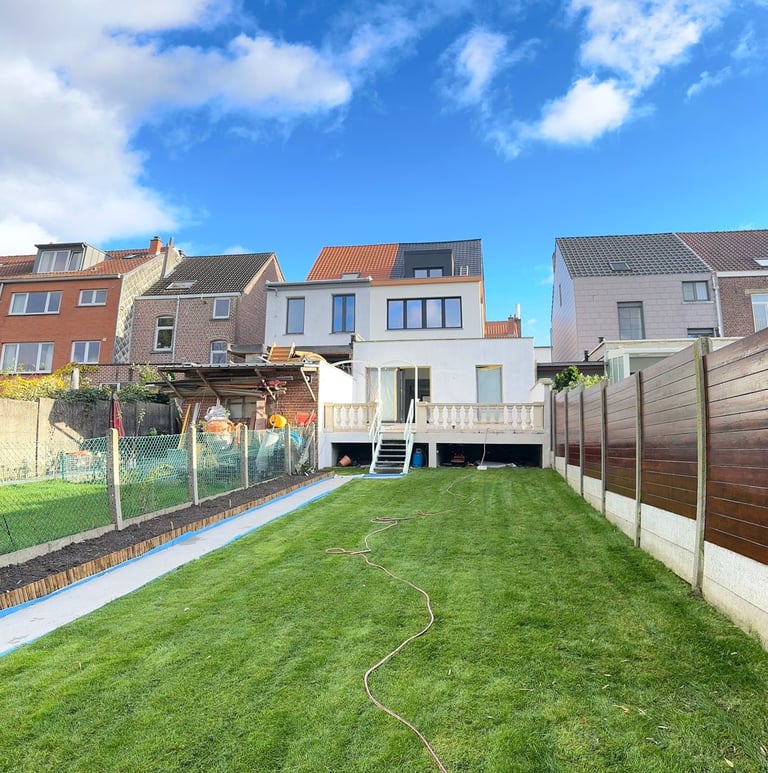 photo après la rénovation extérieure d'une maison unifamiliale: crépis, construction d'une annexe