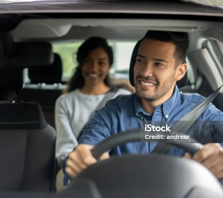 Un chauffeur de taxi et une cliente souriants