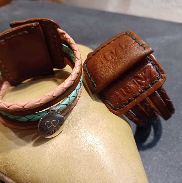 Handgefertigte Individualisierte Partnerarmbänder aus Leder. Handarbeit aus Angelbachtal