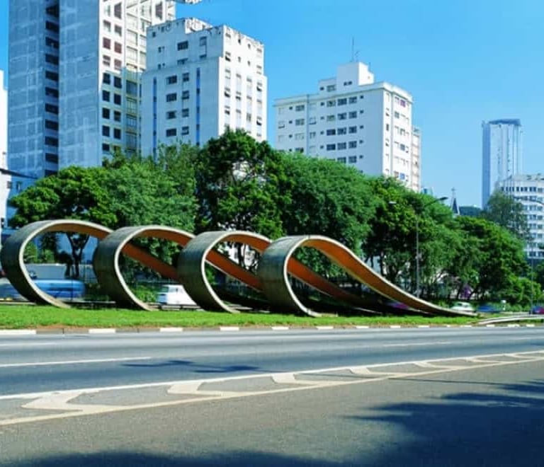 ESCULTURA, DE TOMIE OHTAKE