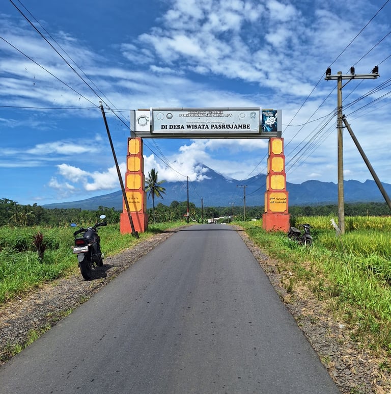 Gunung smeru dilihat dari gerbang selamat datang pasrujambe