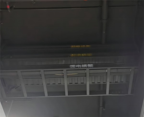 安装在地铁顶部的电缆桥架和槽式桥架