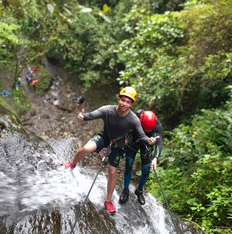Ruta Desconecta y Rápel en Anzoátegui Tolima, rápel guiado en la Cascada Luciana, caminata en bosque