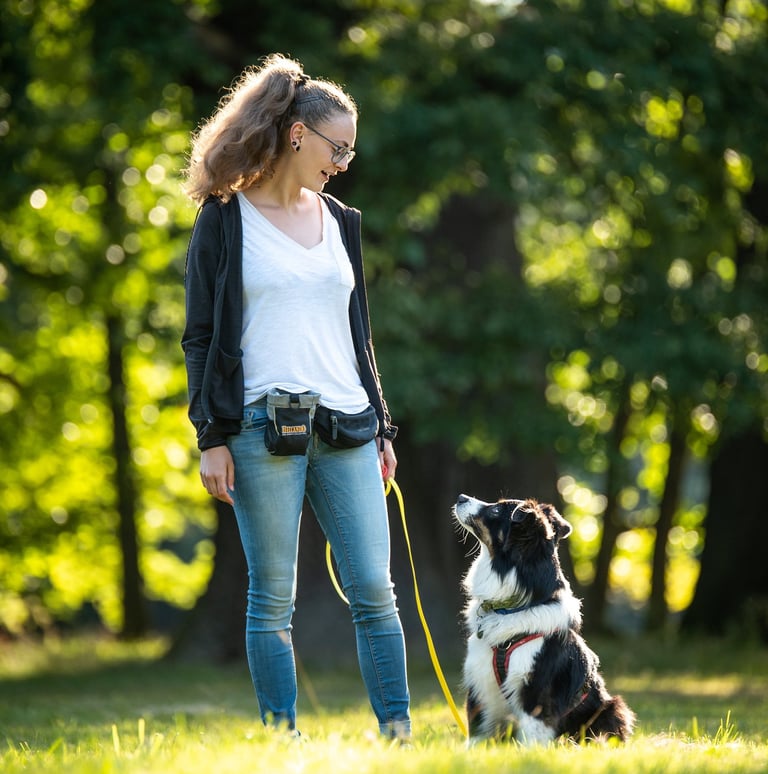 Antonia und Hund blicken sich an – achtsamer Spaziergang für Verbindung und Präsenz