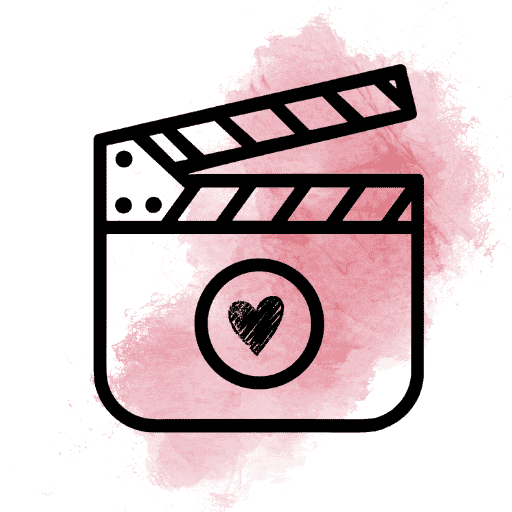 Icono de cámara de vídeo con un corazón, simbolizando reportajes de boda personalizados en Cádiz por