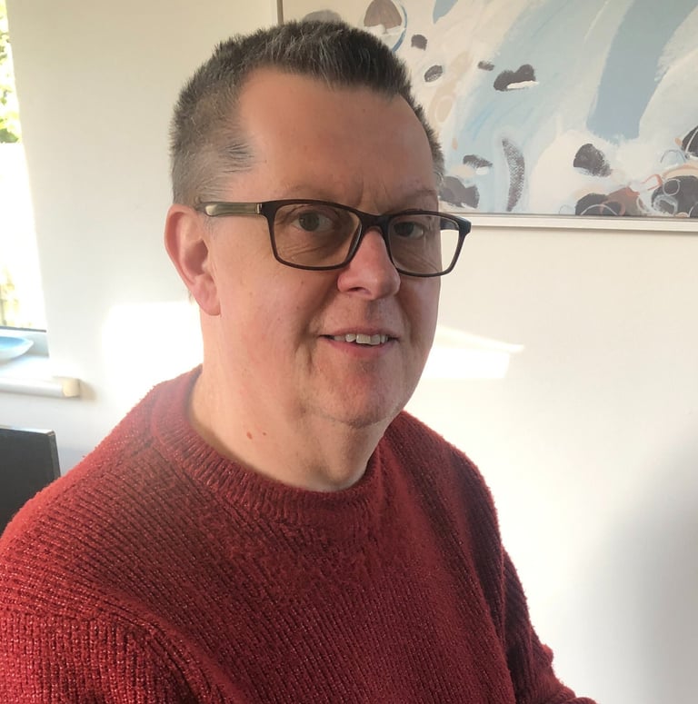 a portrait photo of simon hewitt award winning physics tutor