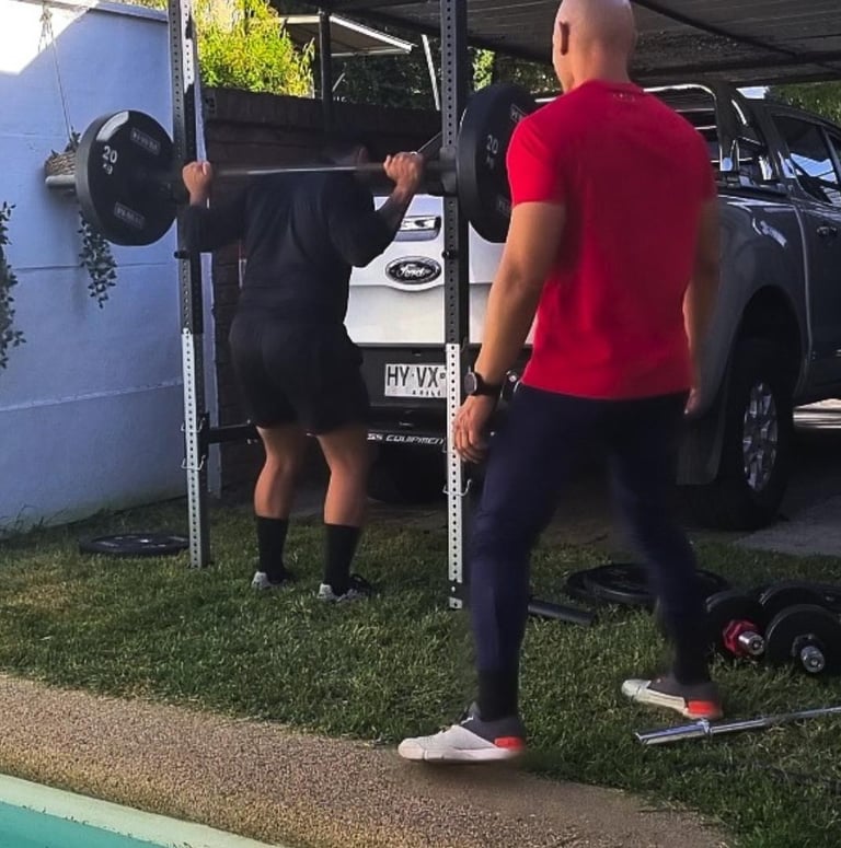Cliente preparándose para sentadillas. Servicio de personal trainer en Vitacura.