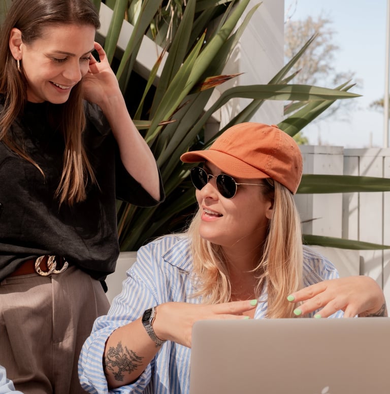 Deux femmes qui brainstorment autour d'un laptop