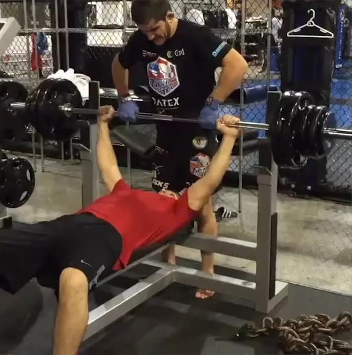 khabib nurmagomedov wyciskanie